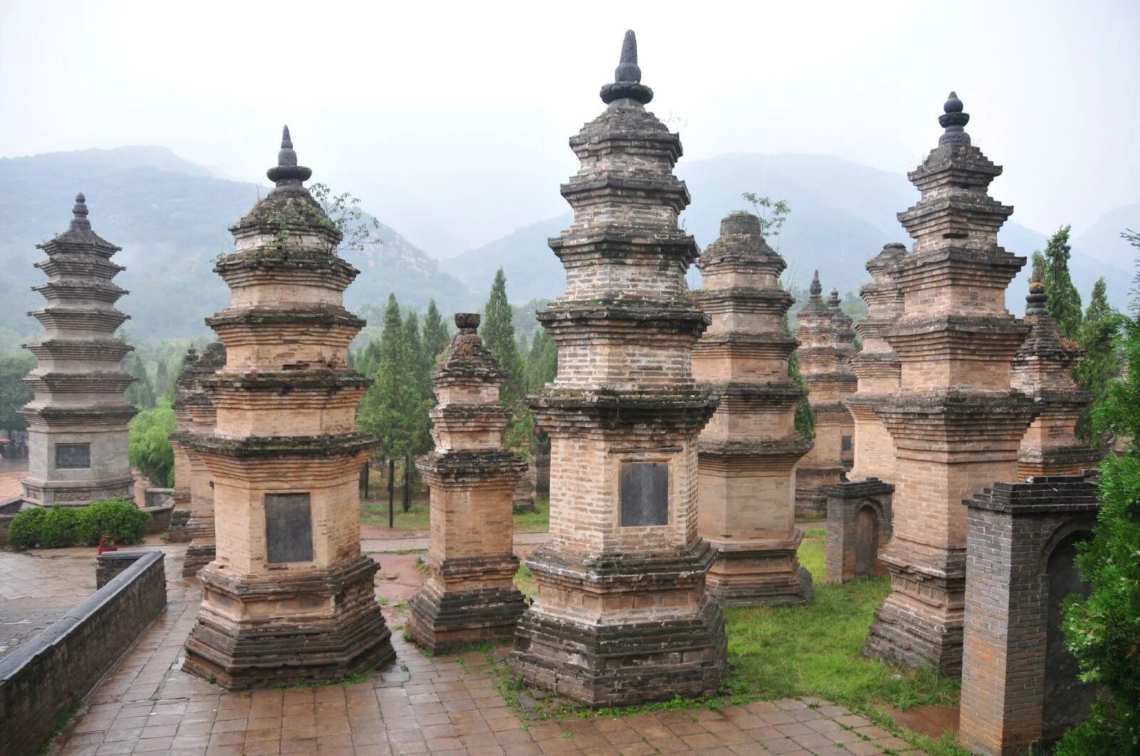 Shaolin temple. Монастырь Шаолинь Хэнань. Китайский монастырь Шаолинь. Храм Шаолинь Хэнань монастырь Шаолинь Китай. Буддийский храм Шаолинь.