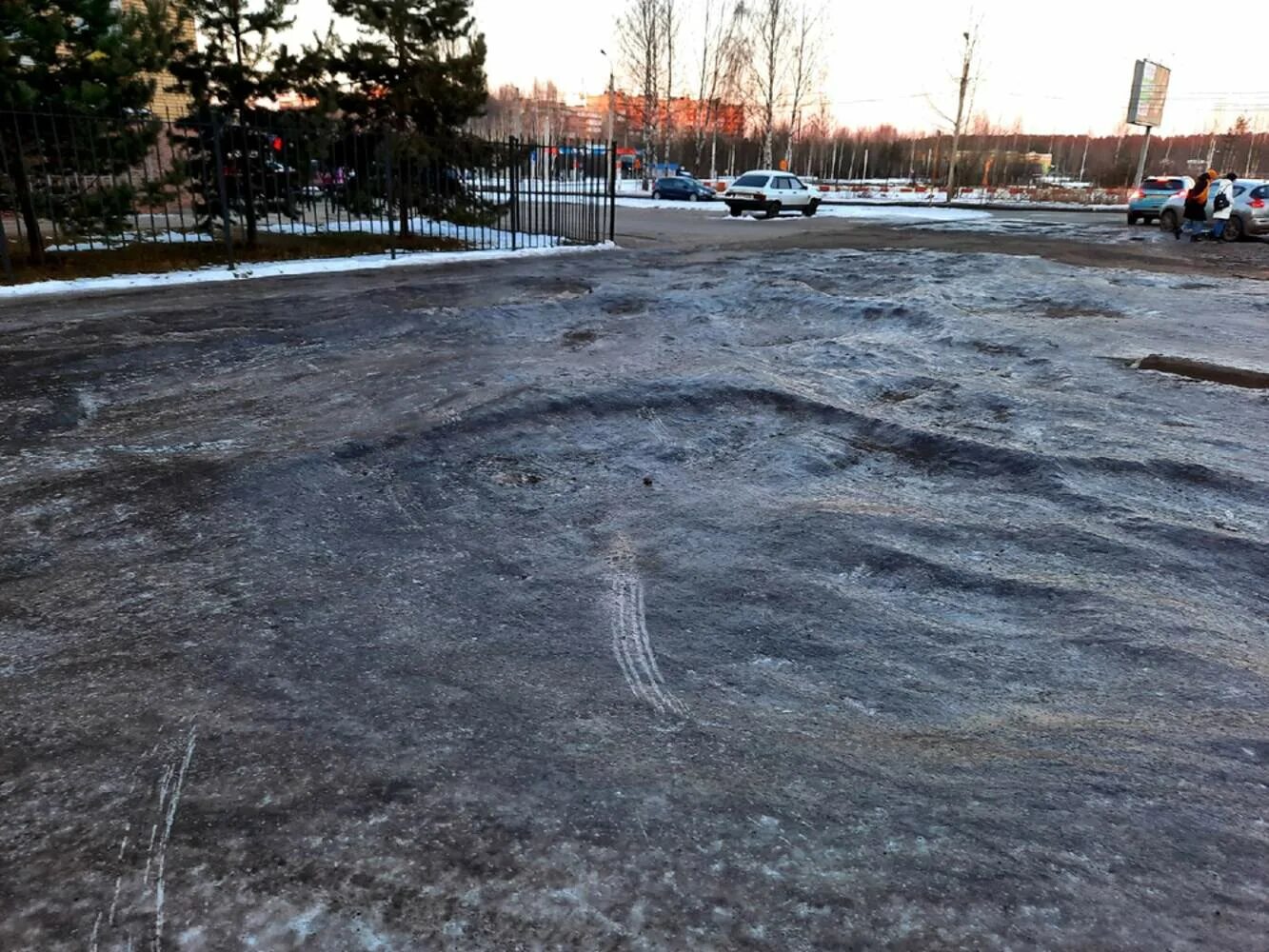 Вода покрылась коркой льда. Ледяные ямы во дворе. Ямы во дворах Ярославль. Двор покрыт льдом. Система подогрева асфальта ото льда.