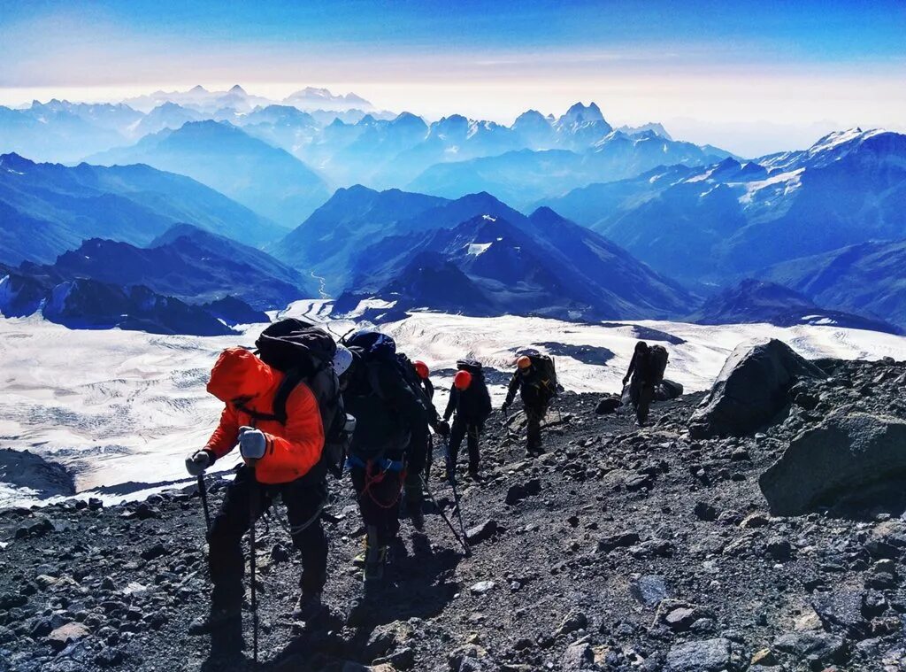 Турист совершал восхождение на гору. Восхождение на гору. Турист совершал восхождение на гору. Горы тибет гималаи трекинг. Турист совершал восхождение на гору.