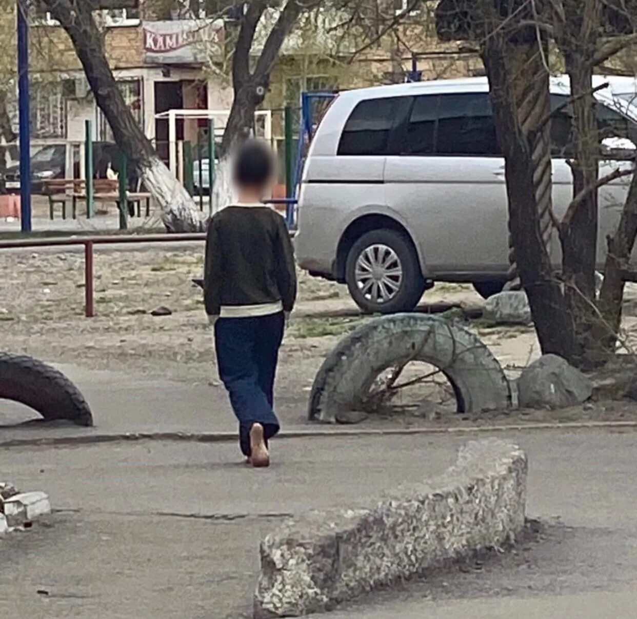 Мальчик босиком в городе. Мальчик босиком на улице. Босоногие дети на улице. Мальчик на улице. Это был мальчик лет девяти