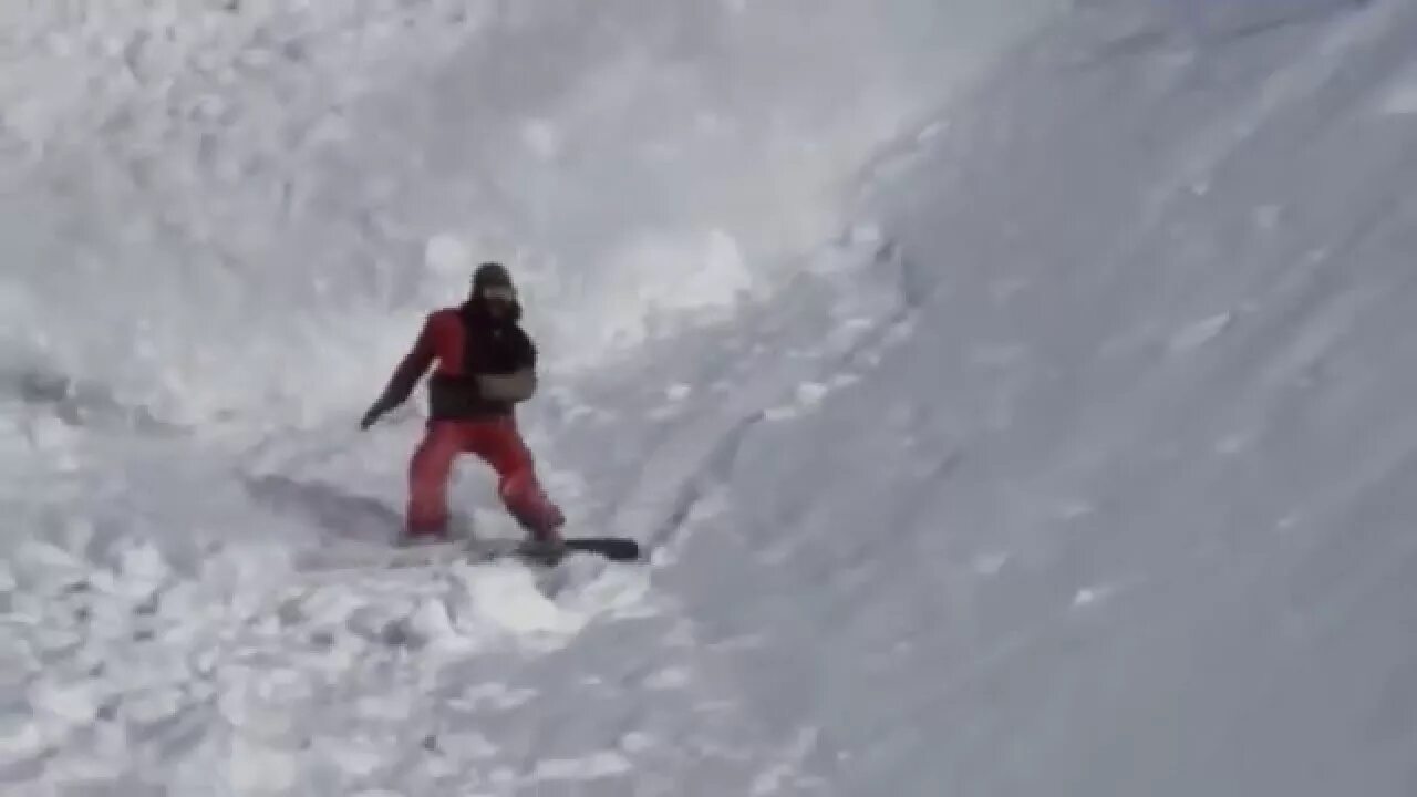 Убегающий от лавины. Убегающий от лавины. Человек на фоне лавины. Волк ну погоди лавина. Эверест лавина.