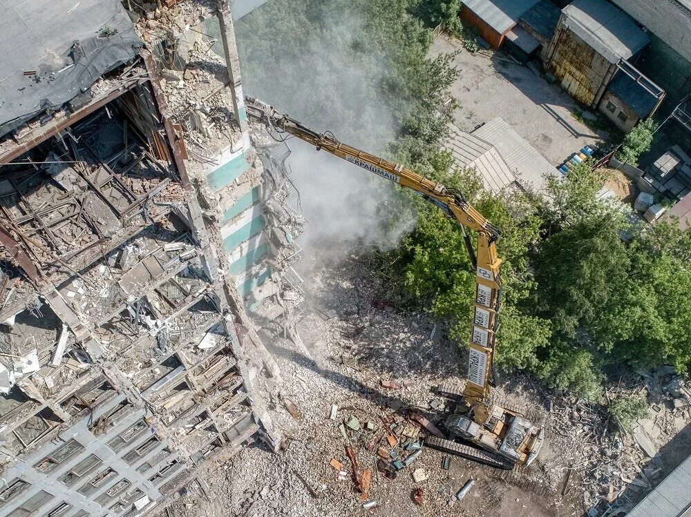 Демонтаж высотных зданий. Демонтаж высотных зданий. Демонтаж многоэтажных зданий. Демонтаж высотных конструкций. Экскаватор для разрушения зданий.