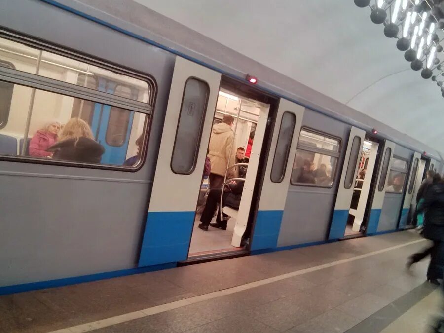 Серо метро. Балтиец вагон метро. поезда на серой ветке метро. вагоны метро на серой ветке. серый поезд метро москва.