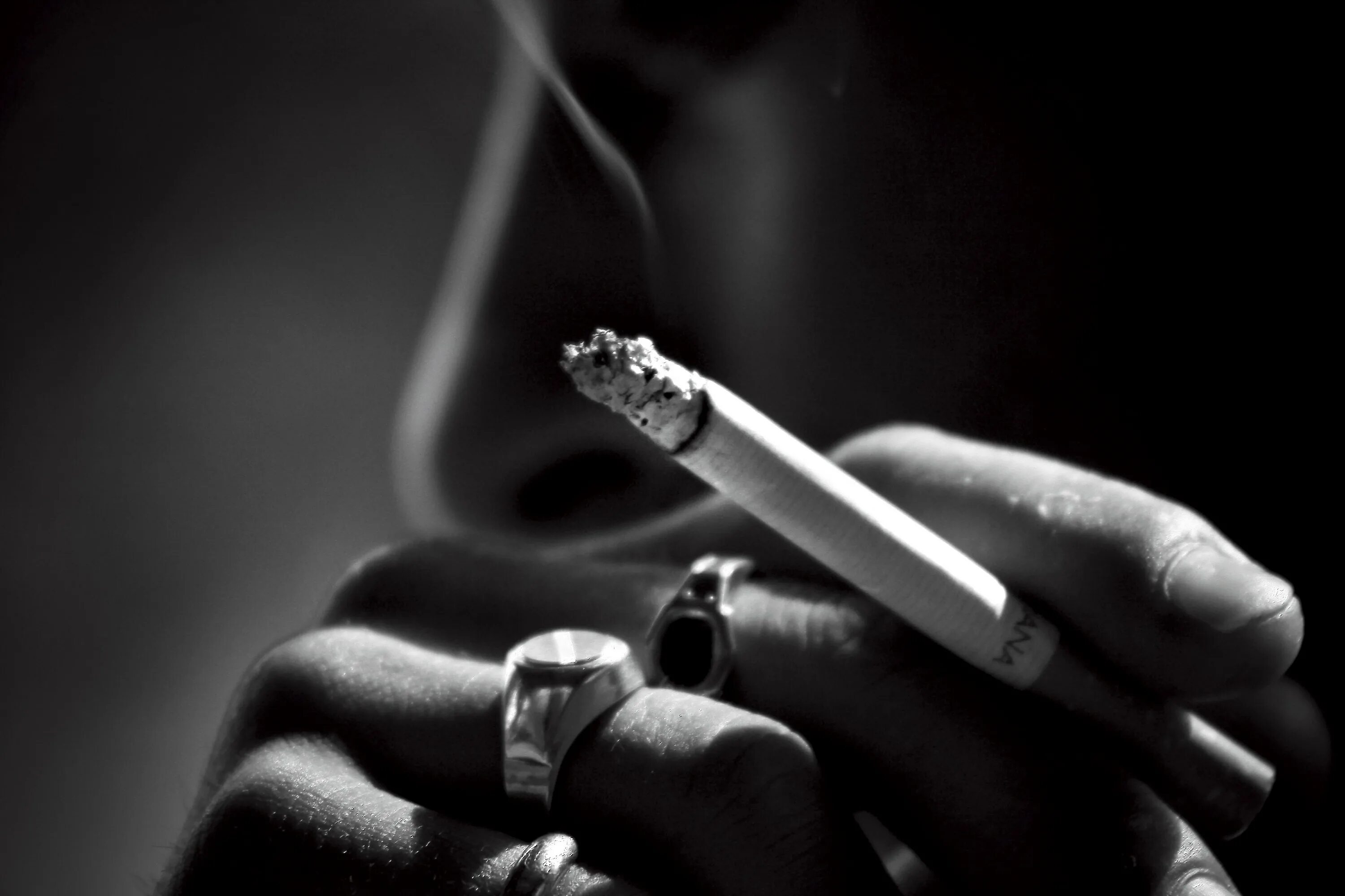 Вновь сигарета. Сигарета черно белая. Рука с сигаретой. Курение Эстетика. Сигареты Эстетика.