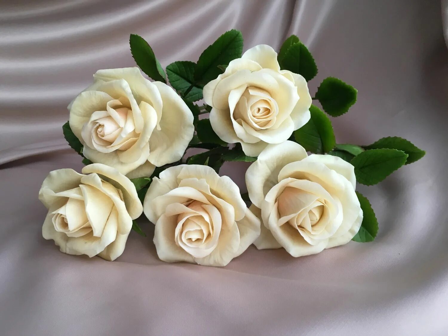 Цветы яблони. Лепка из холодного фарфора. Холодный фарфор начинающих. Холодный фарфор начинающих. Изделия из холодного фарфора.