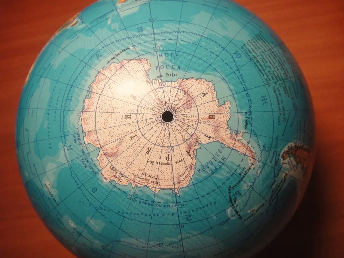 Северный Ледовитый океан и Антарктида на глобусе. Арктика и Антарктида на карте Глобус. Южный полюс на карте Антарктиды. Расположение Антарктиды на глобусе. Найти на глобусе северный ледовитый океан