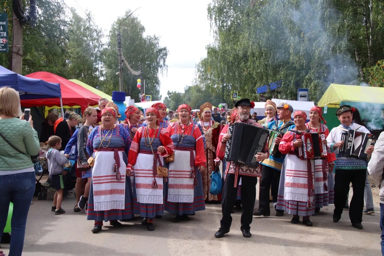 На завалинке. Фольклорный ансамбль жаворонки уинское. Вечерки посиделки. Деревня завалинка. Завалинки народные песни.