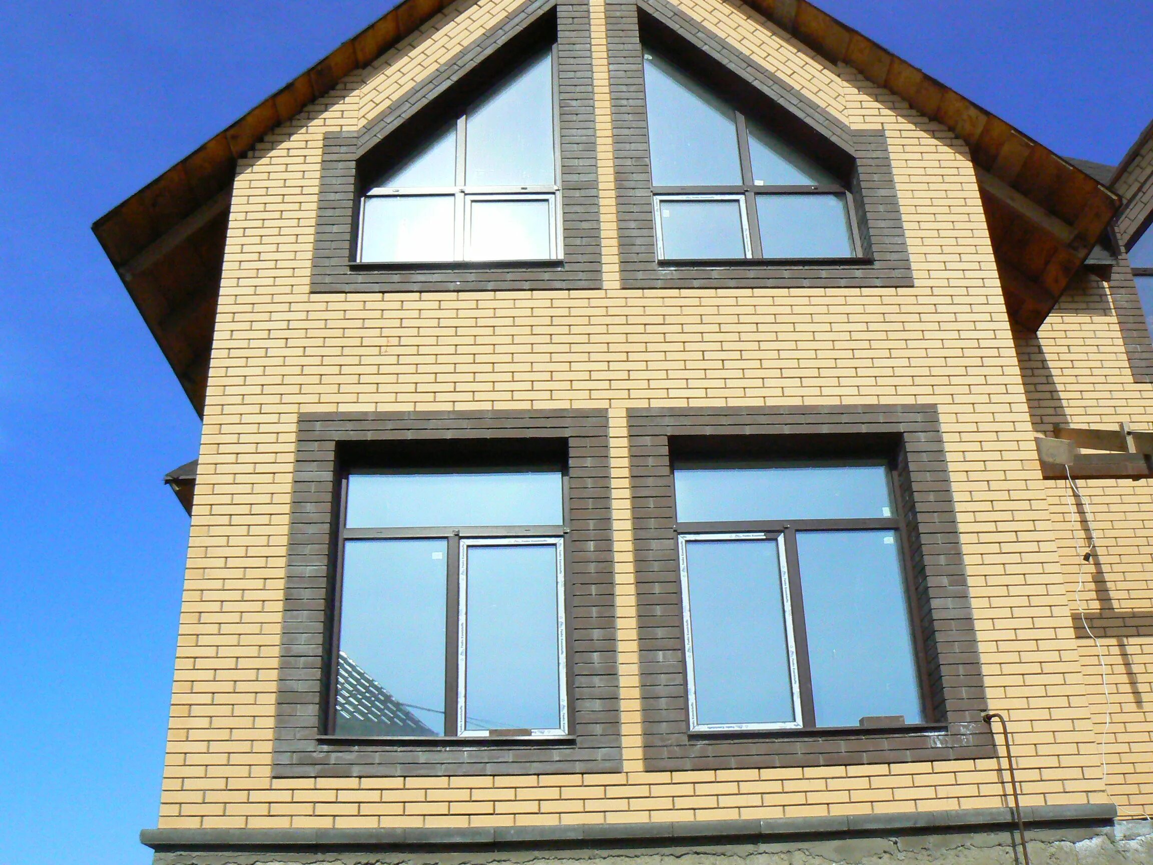 Спальня на мансардном этаже. Частная косая. Интерьер мансарды с двускатной крышей. Мансардная комната. Мансардный дом с двухскатной крышей.