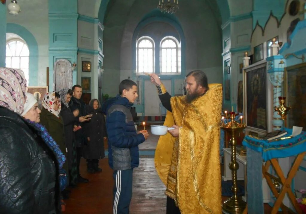 Как попросить благословения. Благословение священника. Священник благословляет. Настоятель благословил. Благословляться у батюшки.