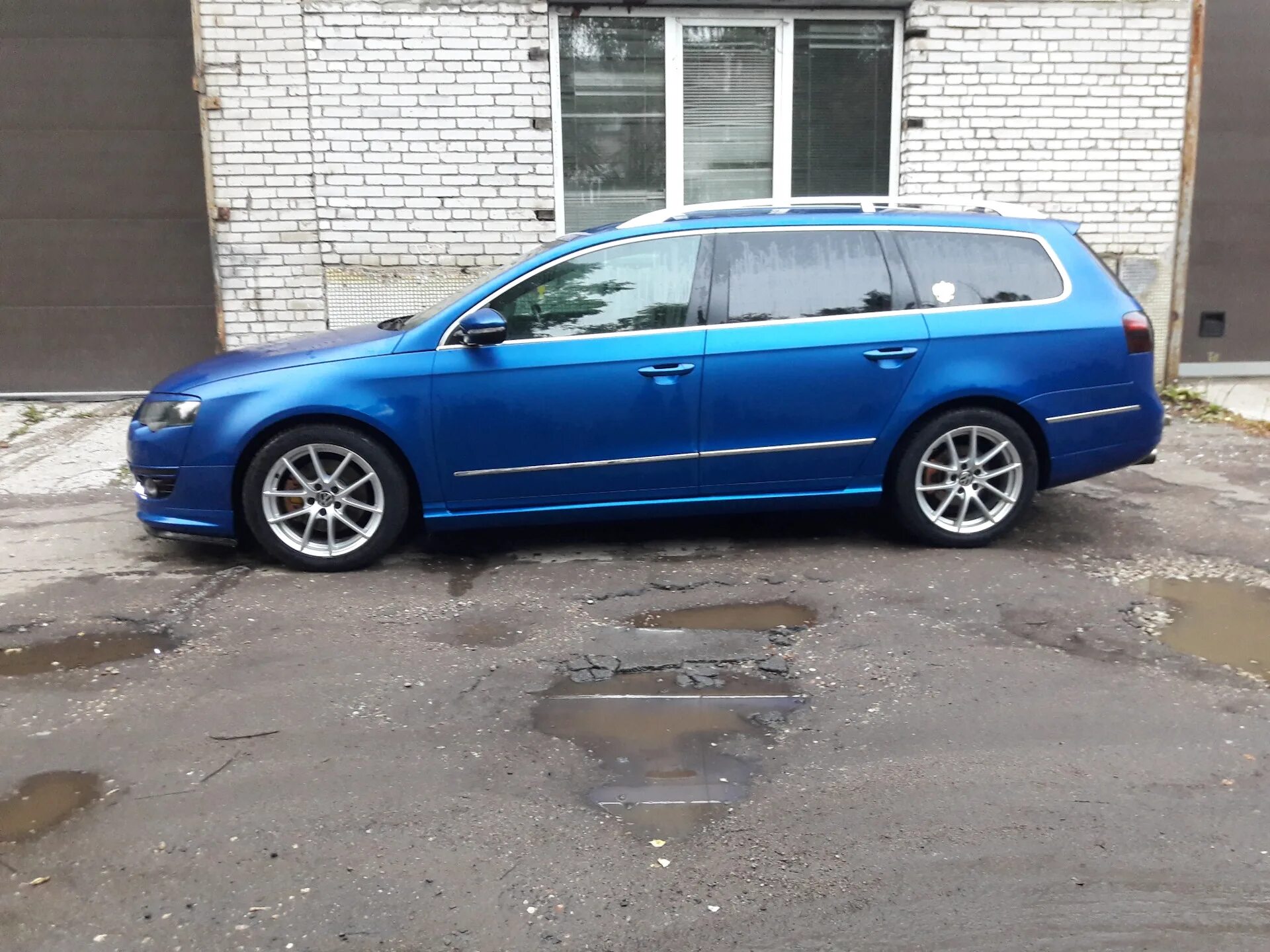 Passat variant r17. Volkswagen passat variant b7 белая. 225/55 r17 на пассат б6. Диски vw passat b6. Колесо пассат универсал.