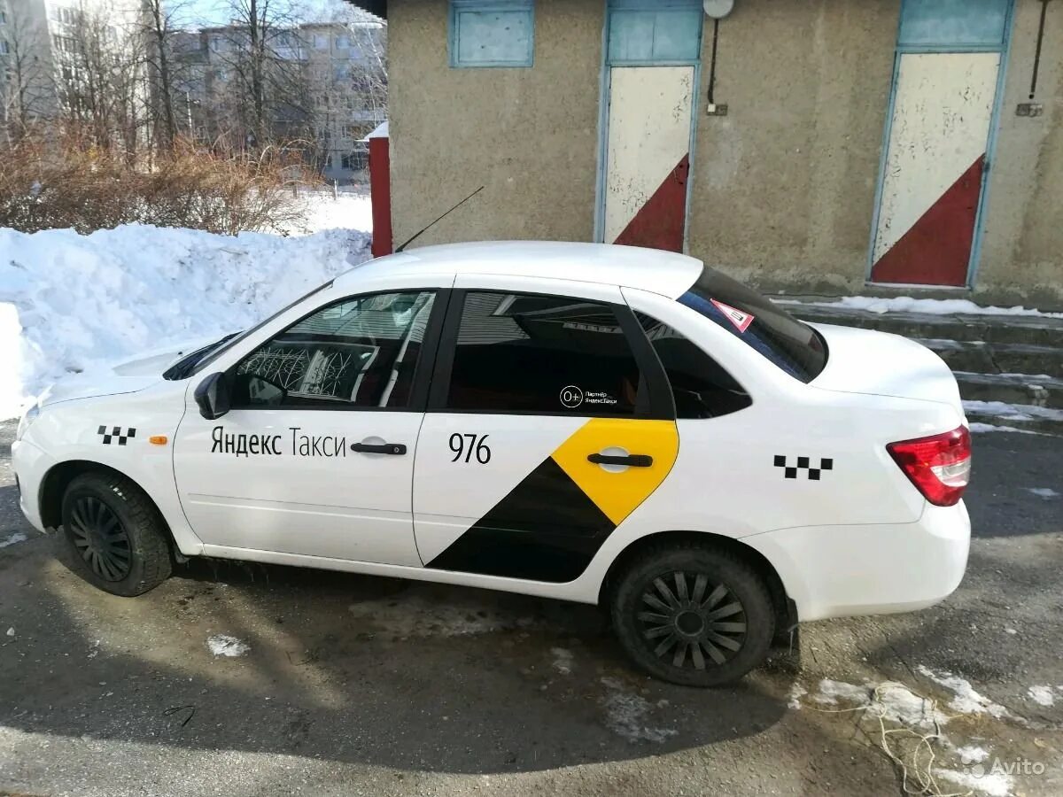 Такси глебовский. Машина &quot;такси&quot;. яндекс такси. лада гранта яндекс такси. яндекс машина.