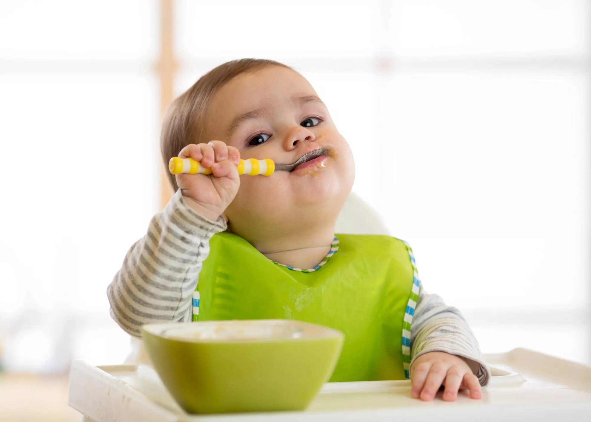 Малыш ест. Ребенок кушает. Ребенок ест ложкой. Еда для детей.