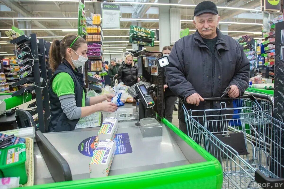 Когда будет повышение трудовых пенсий в белоруссии. Сотрудник растет. Пенсионеры Беларусь. На кассе наличный только.