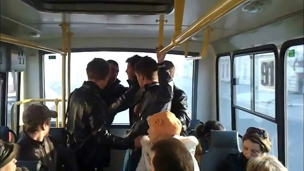 Два мужика в автобусе. Подростки в автобусе. автобус. конфликт в общественном транспорте. ругаются в автобусе.