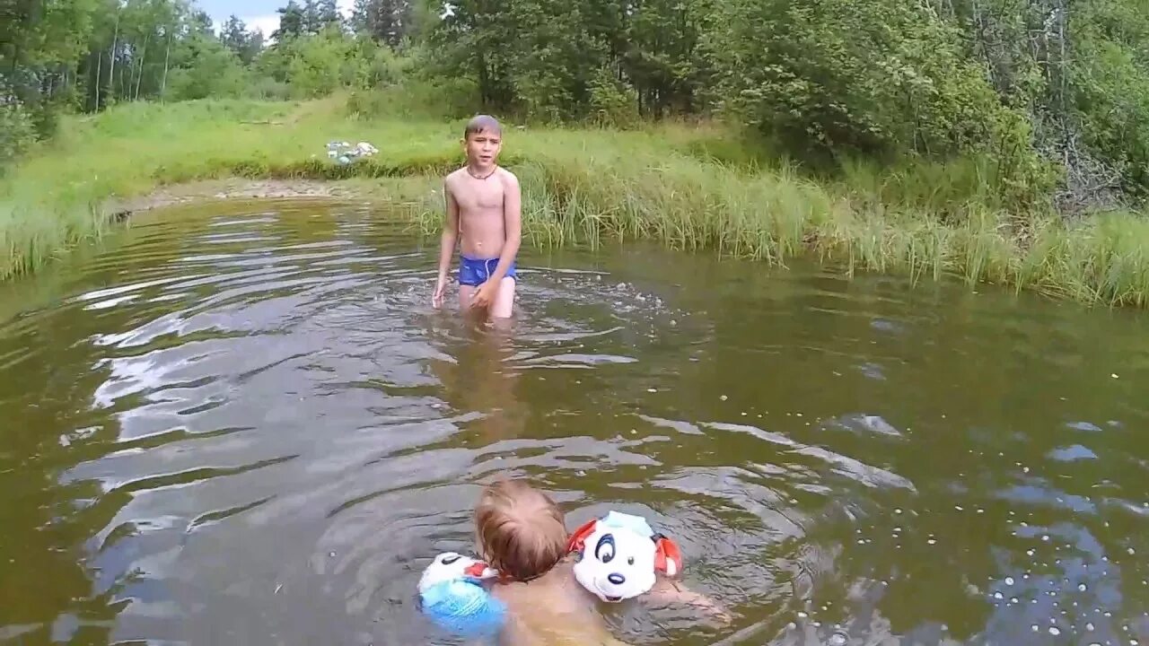 Частушки девки в озере. Девушки танцуют под сектор газа. Девушки на озере. Частушка девушки голубушки у вас четыре губушки. Ревки в озере купались.