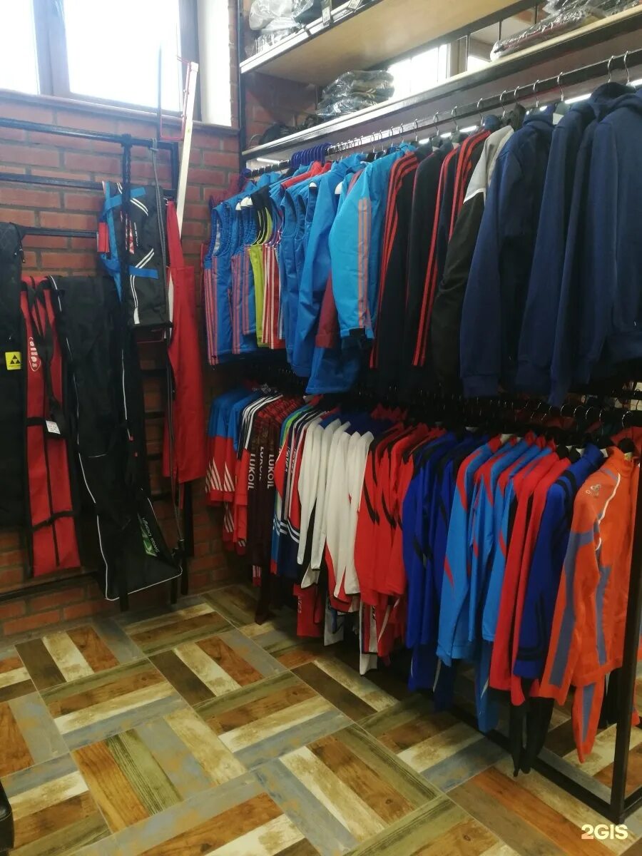 Выкладка лыж. Спорттовары. Эллипс магазин лыжной экипировки. Горнолыжный магазин. Спортивные лыжи.