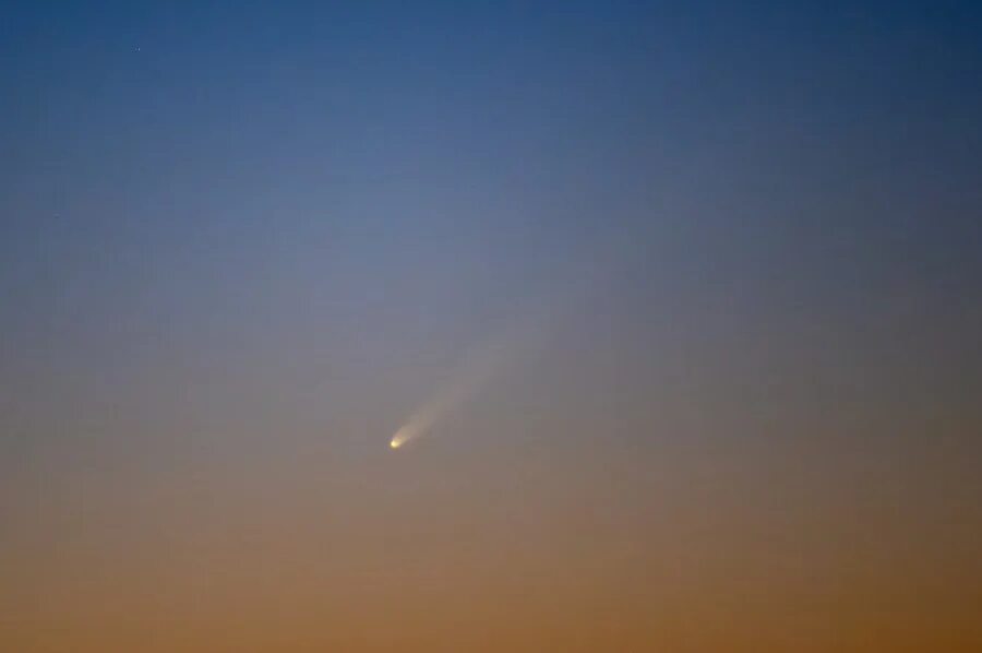 Комета над новосибирском сегодня. Комета neowise. Комета воронежская область. Комета в космосе. Комета макнота фото.