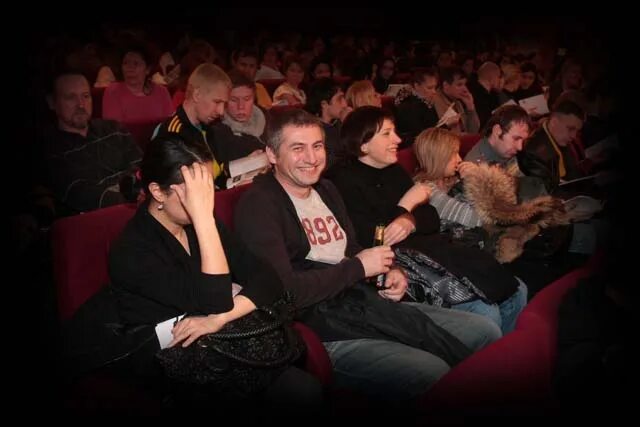 В какой одежде ходят в театр. Мужчина в театре. одежда зрителей в театре. в чем ходят в театр. одеться в театр мужчине.