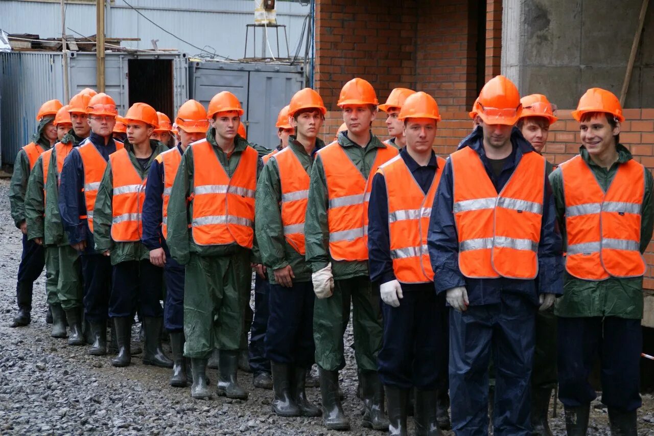 сотрудник склада. монтажник. разнорабочие. мужчина рабочий. работник склада.