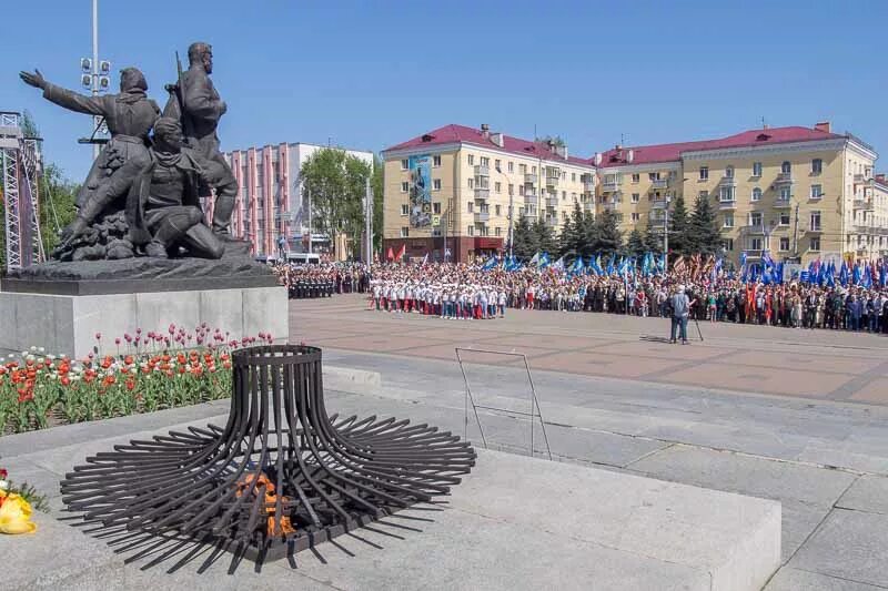 Памятник освободителям брянска брянск. Площадь Партизан Брянск. Памятник на площади Партизан в Брянске. Памятник воинской и Партизанской славы на площади Партизан. Вечный огонь Брянск площадь Партизан.