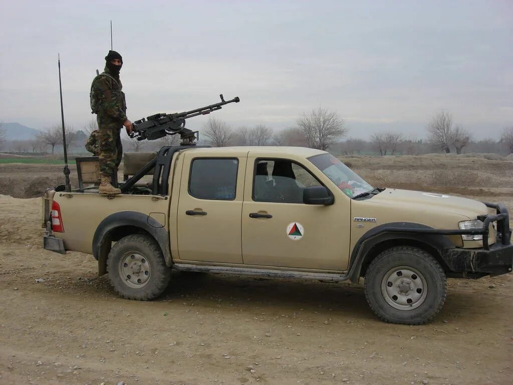 Пикап барс военный. Toyota Hilux военный. Тойота Хайлюкс военный. Toyota Hilux ДШК. Тойота Хайлюкс гантрак.