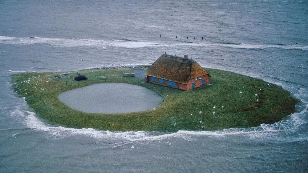 Остров маленький екатеринбург. Островок в море. Островок малый. Островок малый. Остров эллидаэй исландия.