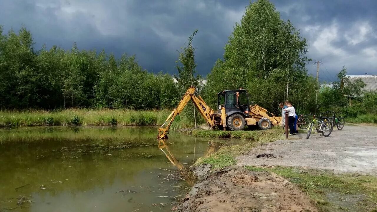 Очистка экскаватора. Расчистка водоемов. Экскаватор водоем. Экскаватор для очистки водоемов. Копка пруда экскаватором.