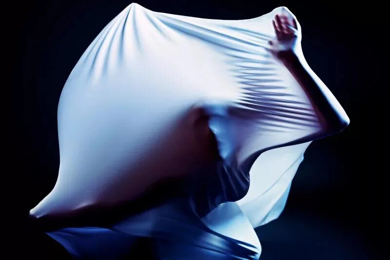 Через ткань. Кричащее лицо через ткань. Человек через ткань. Человек через ткань. Со спины в капюшоне.