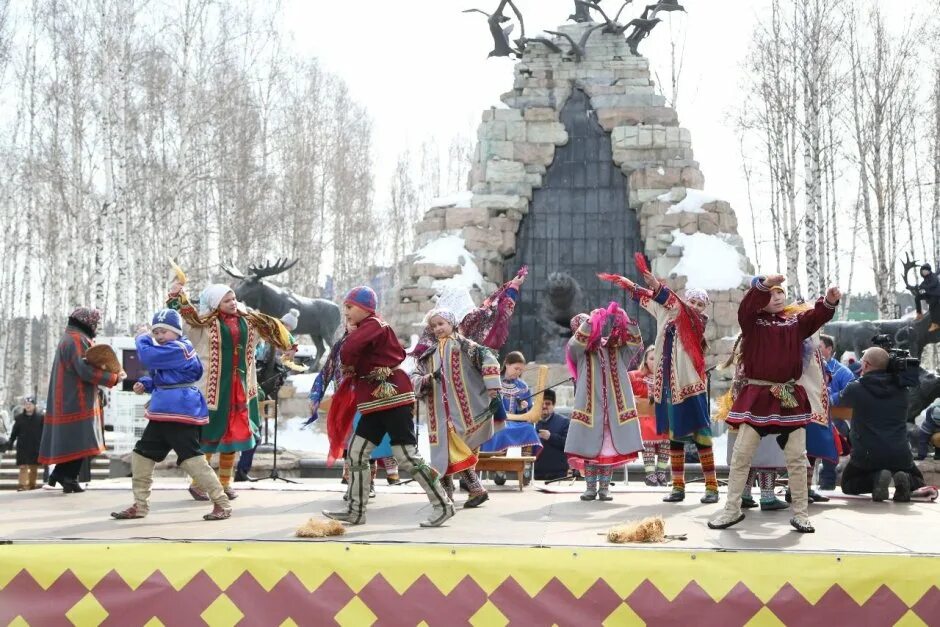 Вороний день хмао. Народный праздник ханты-манси танцы. Праздники народов ханты и манси. Вороний праздник у манси. Вороний день хмао.