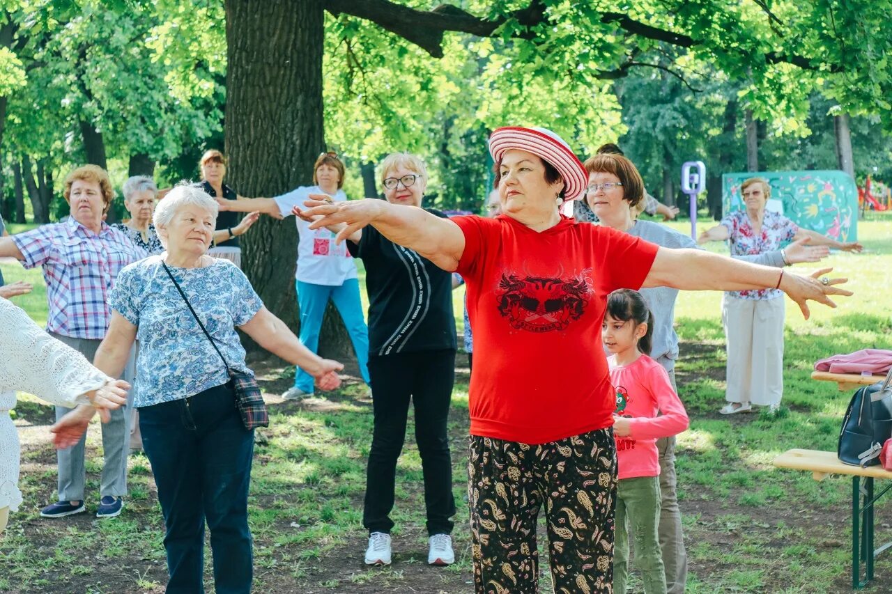 Парк долголетия. Московское долголетие Марьина роща. Свиблово Московское долголетие. Московское долголетие Марьино. Занятия на свежем воздухе для пенсионеров.