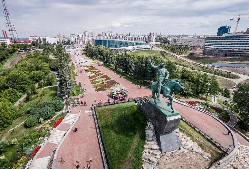 Особенности уфы. Салават Юлаев площадь Уфа. Салават Юлаев Уфа памятник и площадь. Площадь Салавату Юлаеву Уфа. Памятник Салават Юлаев парк в Уфе.