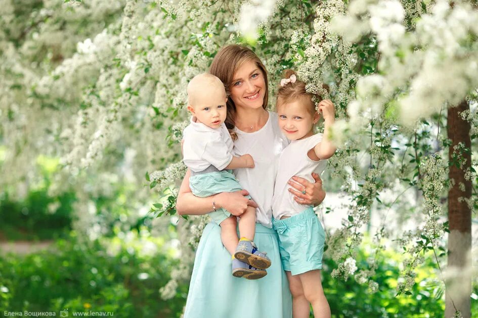 дом дерево сын. большая семья. фотосессия семейная в садах коломенского. силуэты семьи с детьми дом. весенняя фотосессия на природе семейная.