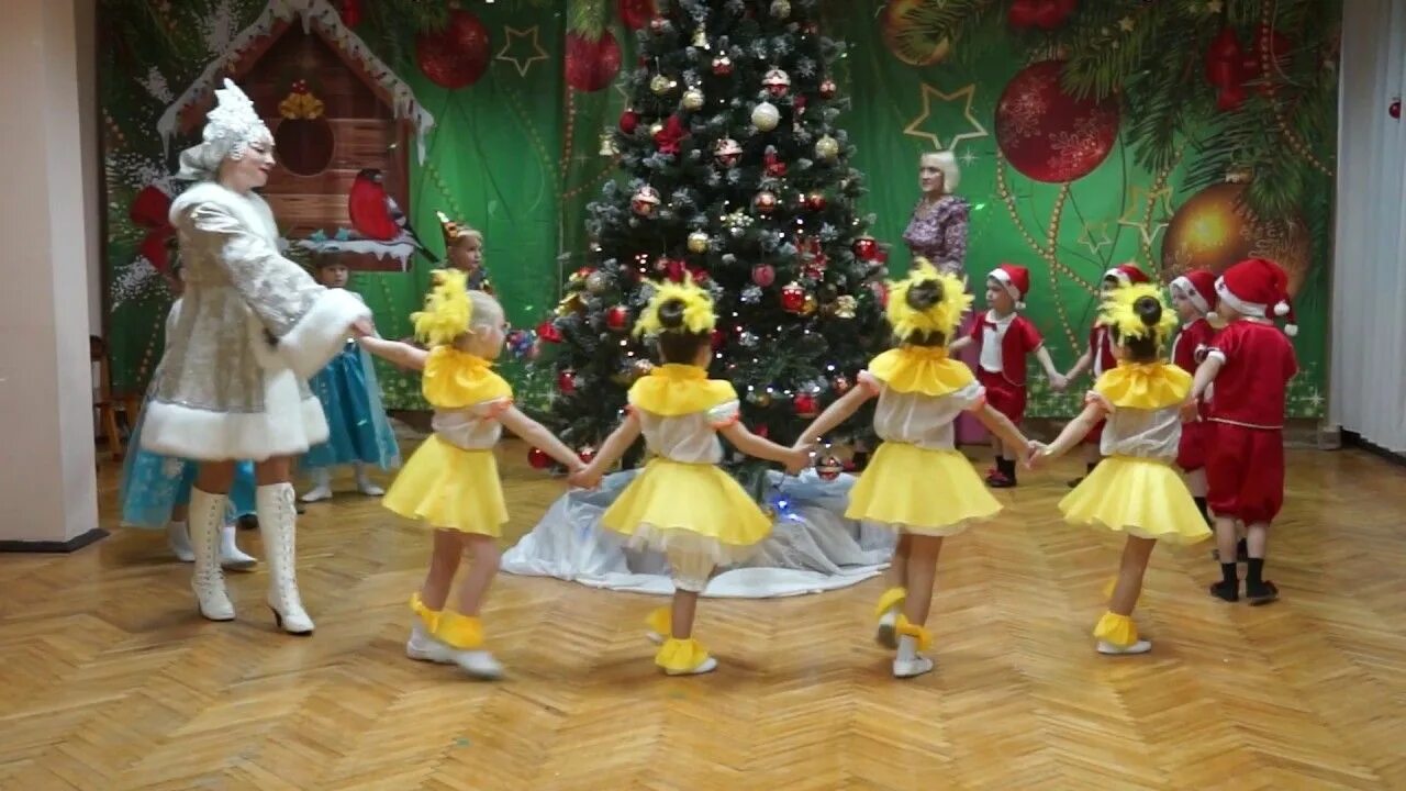 Новогодние танцы в детском саду. Новогодний танец детей в детском саду. Новогодний утренник в детском саду танцы. Зимний танец для детей. Танец для детей старшей группы