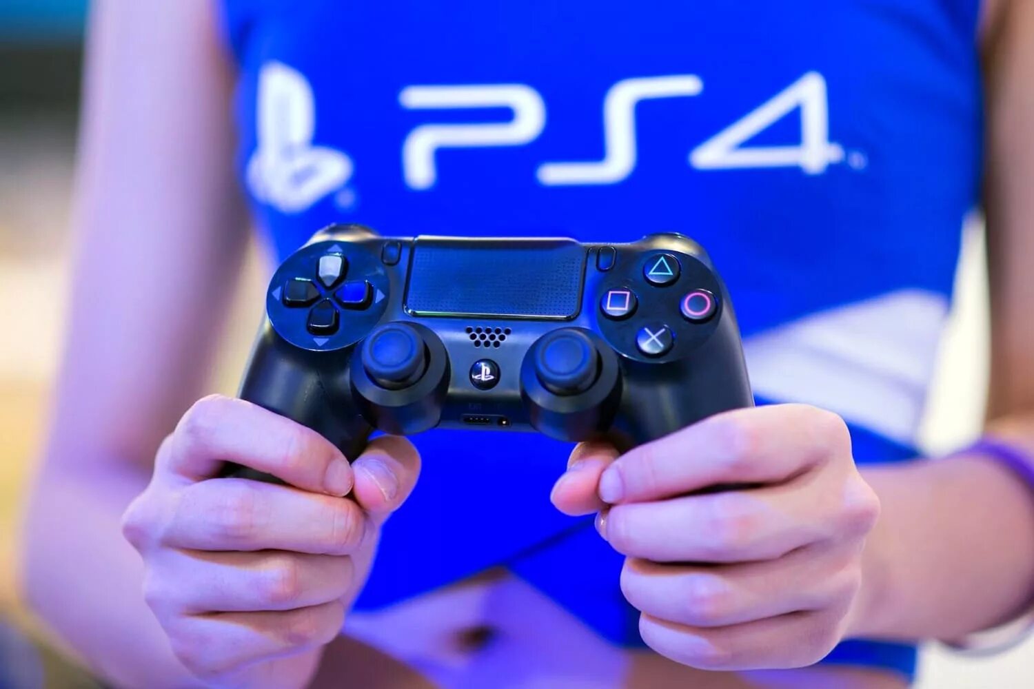 Плейстейшен 4 играть вдвоем. Sony playstation 4 видеоигры. сони плейстейшен 4 2019 года. игровая приставка в руках. playstation games ps4.