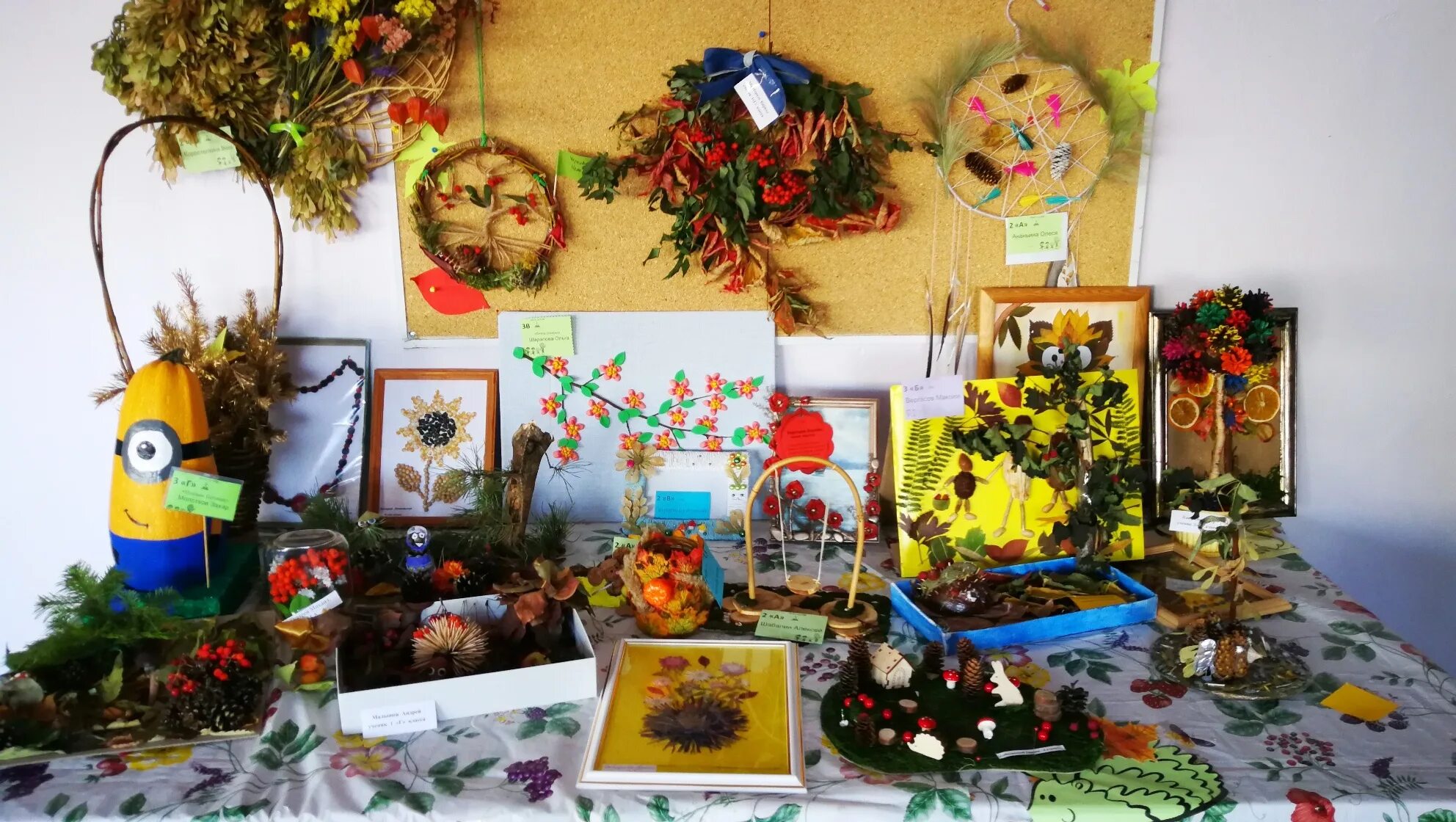 выставка дары осени в детском саду. экспозиция из природного материала. выставка осеннйх подделок. осенняя выставка в детском саду. выставка детских поделок из природного материала.