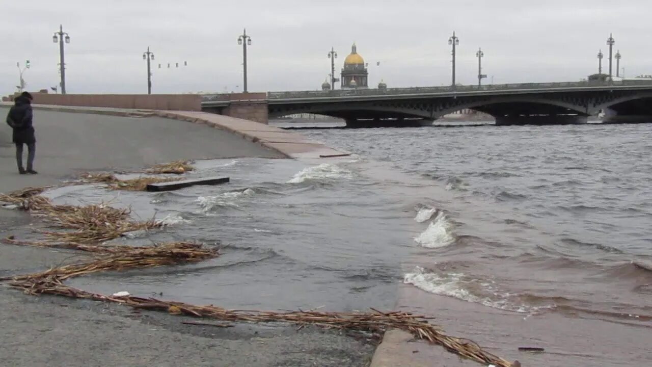 Наводнение питер 2005. Наводнение на неве в санкт-петербурге. Набережная невы питер 1824 год. Наводнение 1999 года в санкт-петербурге. Ветровой нагон в санкт-петербурге.