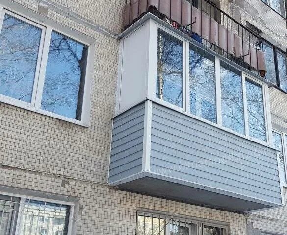 Остекленный балкон. Стеклянный балкон. Железногорск ул батова 2. Остекление балконов. Балкон 1990.