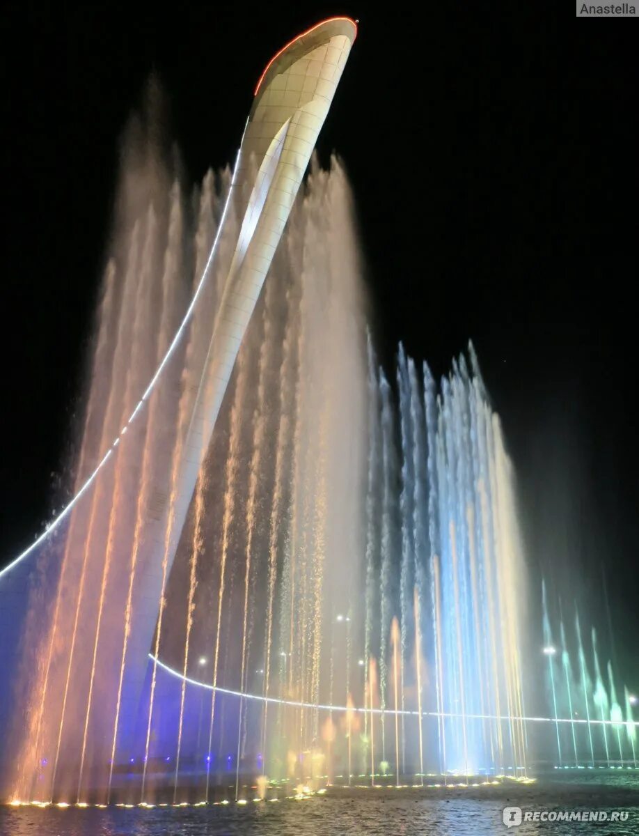 Фонтаны сочи олимпийский парк расписание сегодня. Парк Сочи Ривьера поющий фонтан. Фонтан Жар птица Сочи. Поющие фонтаны Сочи Олимпийский парк. Фонтан в Сочи в Олимпийском парке расписание.