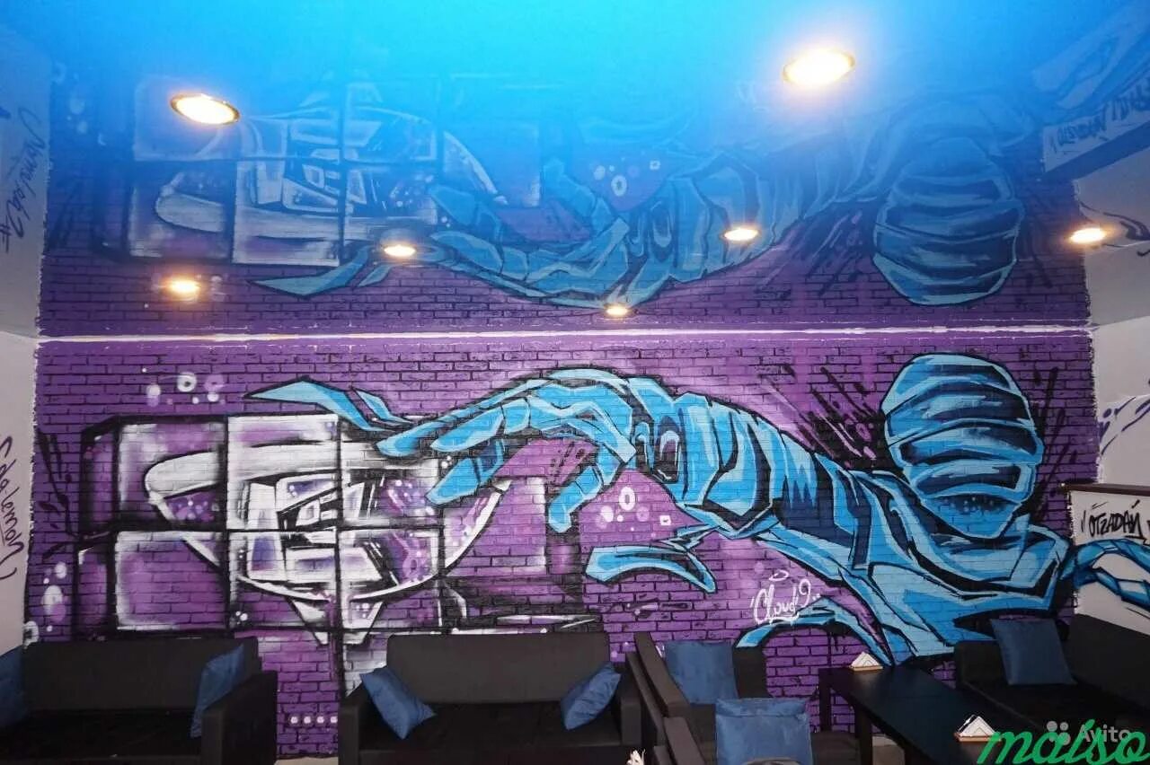 Как украсить граффити. Студия с граффити в москве. Граффити оформление. Разукрашенные стены. Граффити на стене в квартире.