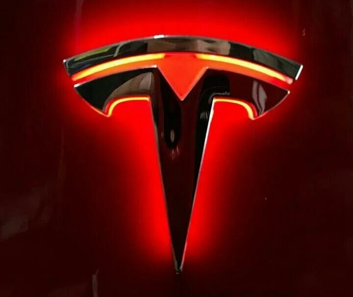 Знак теслы на машине. Тесла лого. Tesla car logo. Тесла знак. Тесла знак на машине.