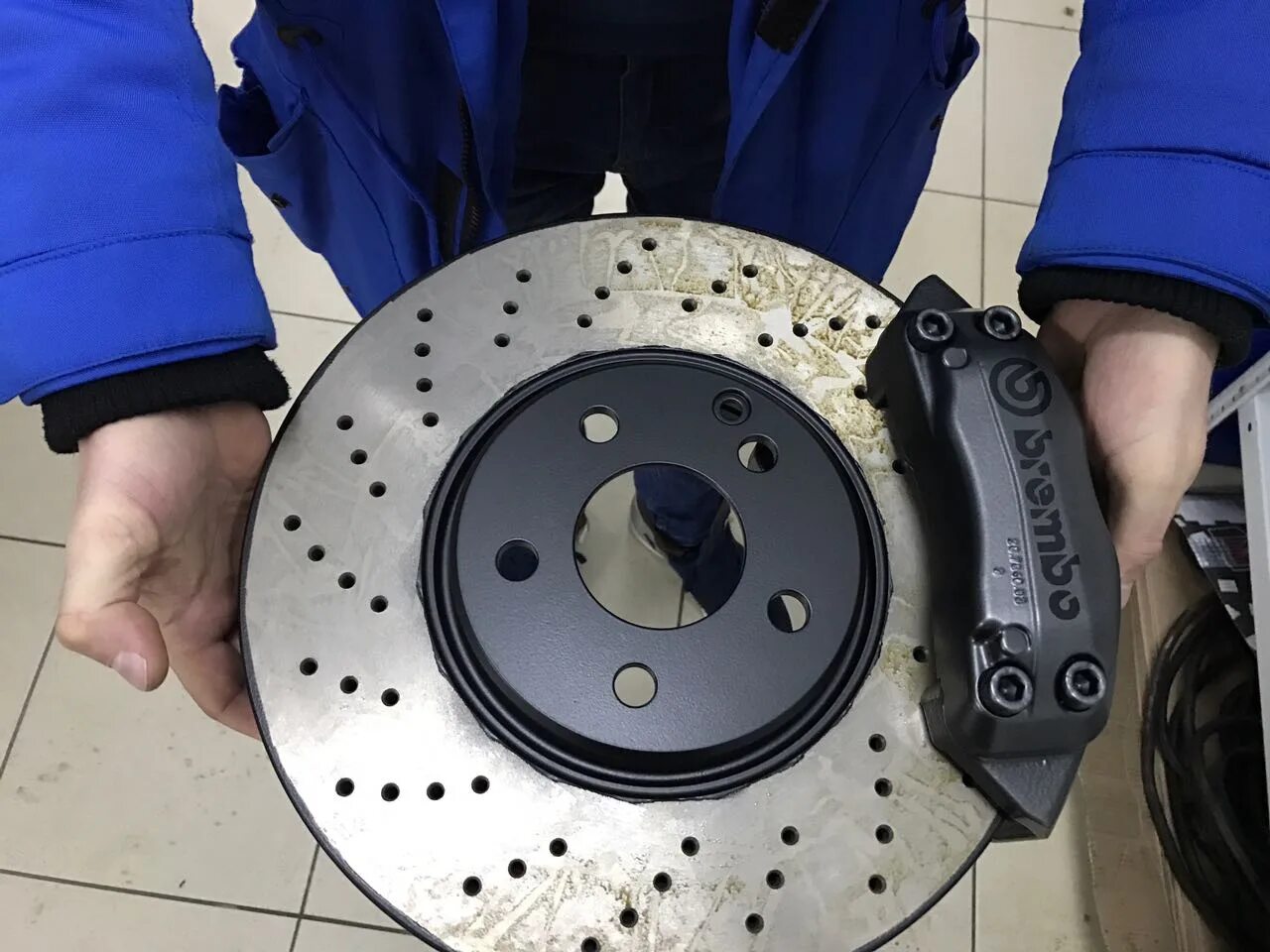 Диск тормозной 220. Тормозной диск w220 brembo amg. тормоза brembo на мерседес w124. w203 brembo диск тормозной. w124 тормозные диски.
