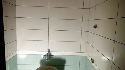 В ванной на плитке швы черные