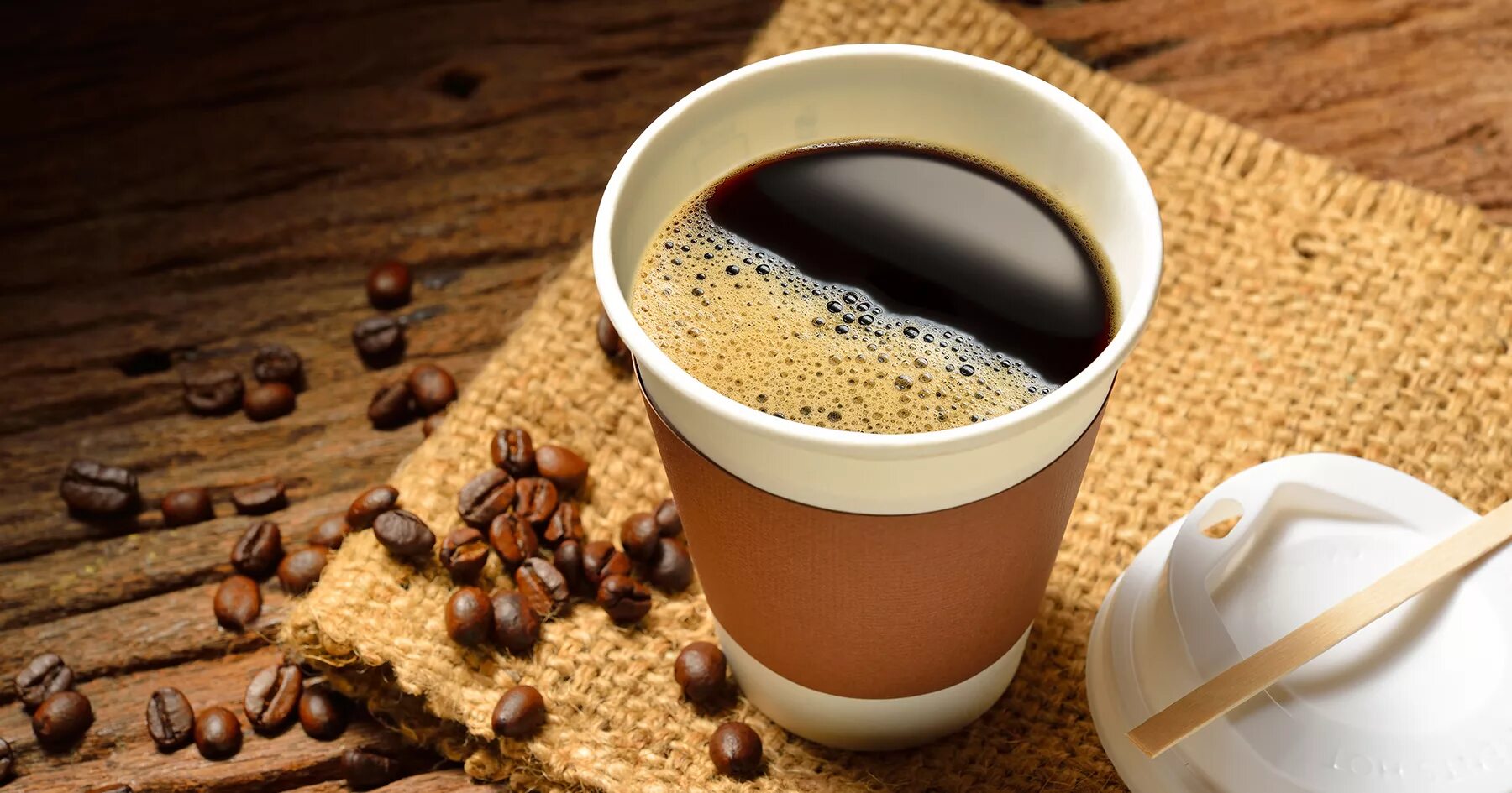 Кофе в картонном стакане. Стакан горячего кофе. Стаканчик кофе. Кофейный стаканчик. Кофе с собой.