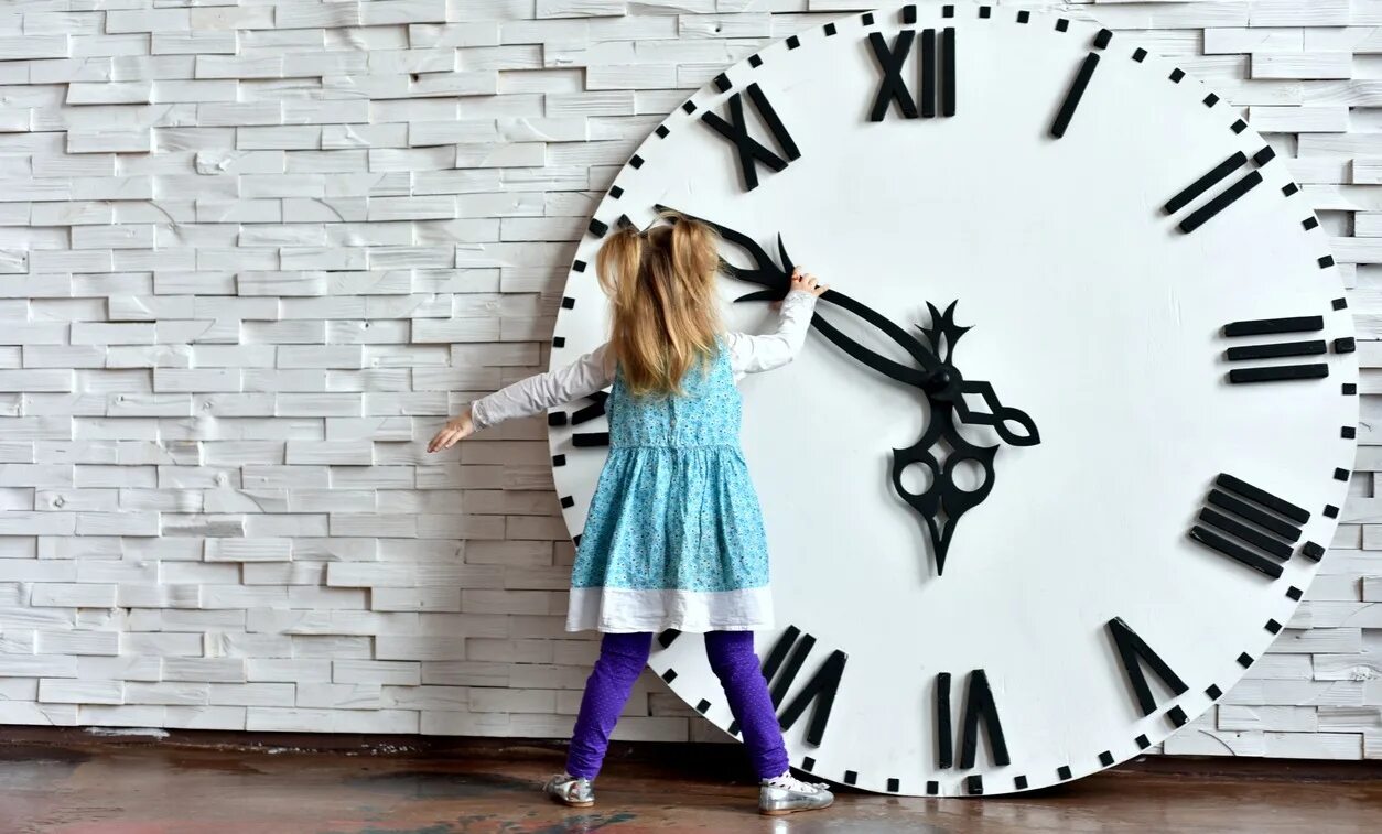 Со времени шаг. Часы для детей. Ребенок с часами. Дети времени. Часы на стену.