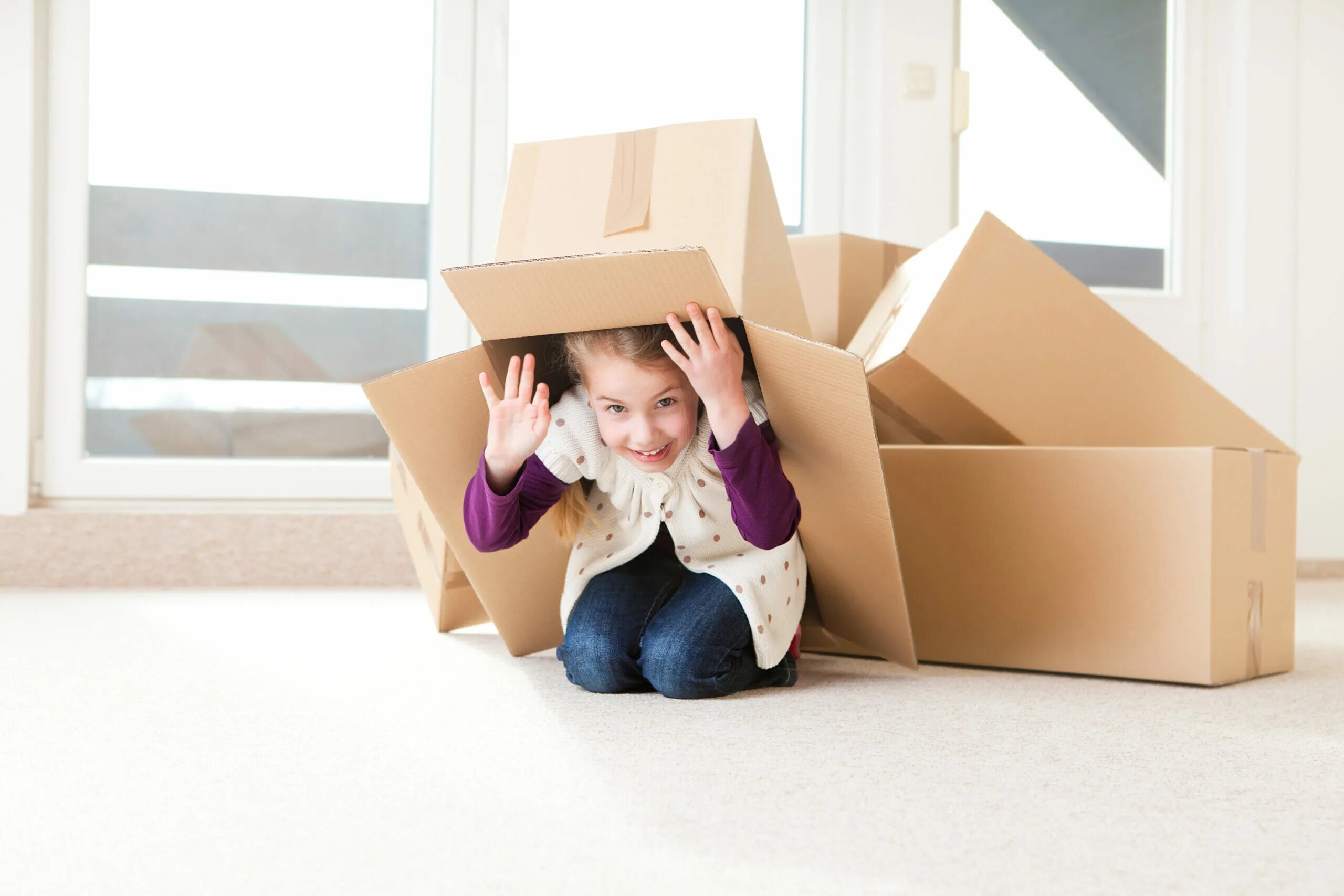 Ребенок в коробке. Ребенок с коробками. Фотосессия с коробками. Коробки в квартире. Мама переехала ребенка