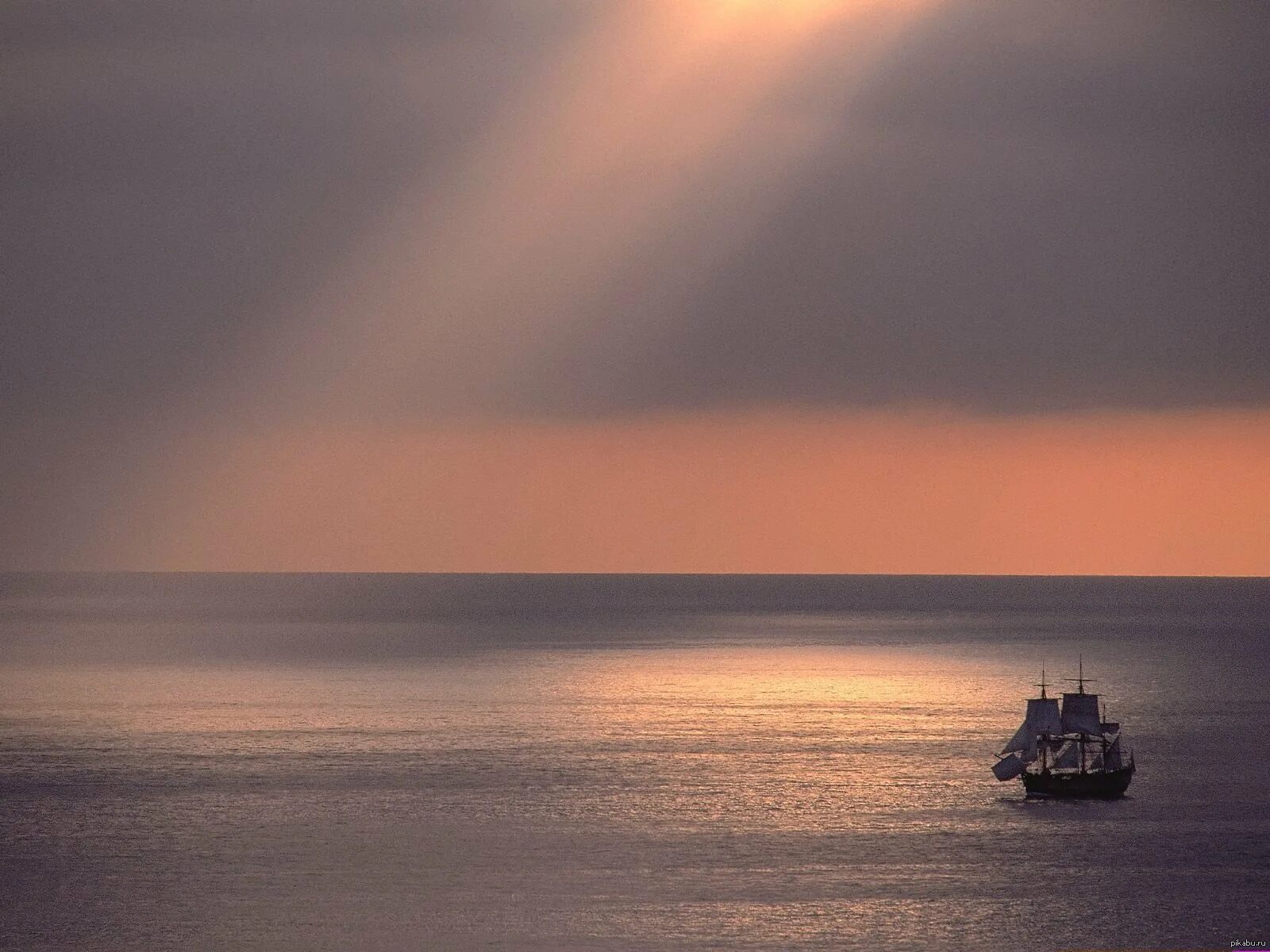 Вдали плывет. Штиль в тихом океане. Штиль на море. Корабль в море. Одинокий корабль.