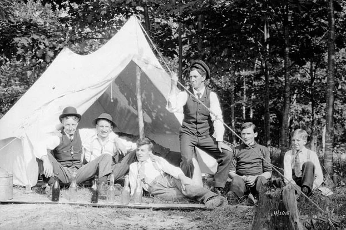 Camp men. Лагерь диких. Историческая палатка. СССР кемпинги дети. Американская история кемпинг.