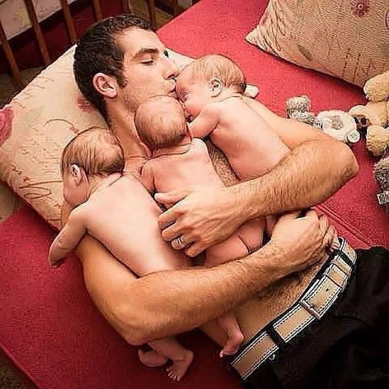 Папа и сын. Счастливый папа. Мужчина с ребенком. Отец двоих младенцев. Папа трахит дочку