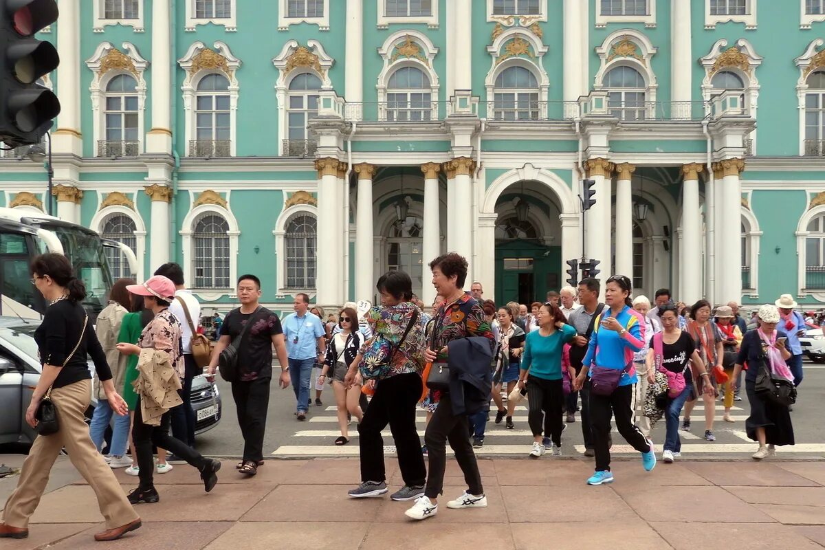 Контакт г санкт петербург. Тури́сты в Санкт-Петербу́рге. Экскурсовод и экскурсанты Петербург. Туристы в Петербурге. Экскурсия с гидом.