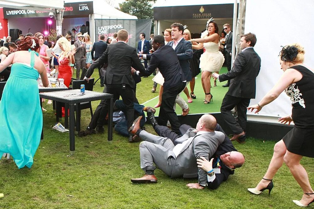 октоберфест 2012. толпой выпью. мальчишник. гулянки с друзьями ночью. толпой выпью.